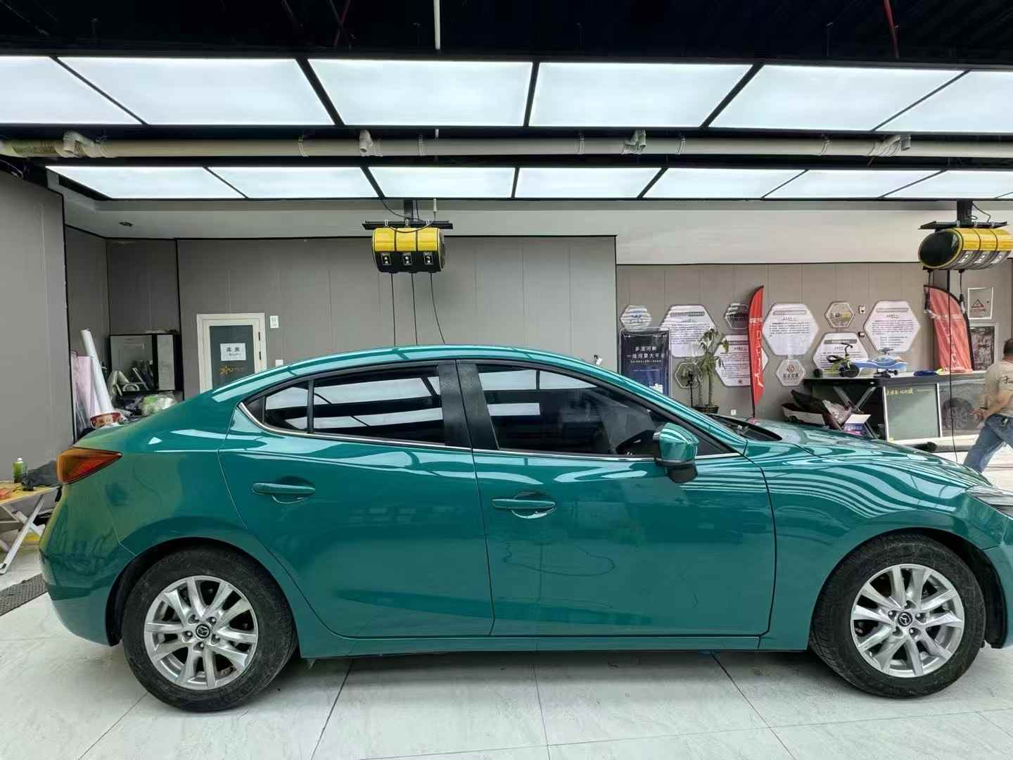 PET Audi Hell Green